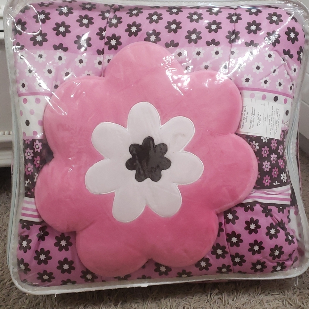 New Twin size comforter set w/ decorative pillow